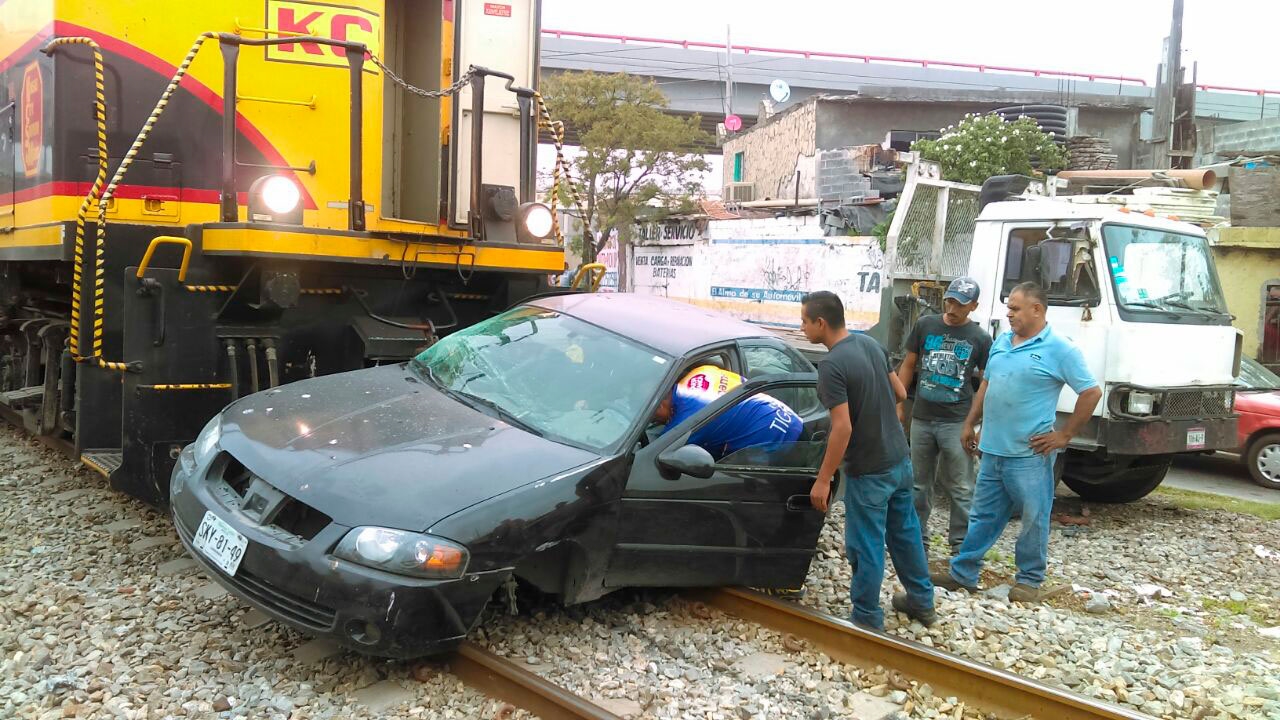 Conductora Intenta Ganarle El Paso Al Tren Es Arrastrada Varios Metros