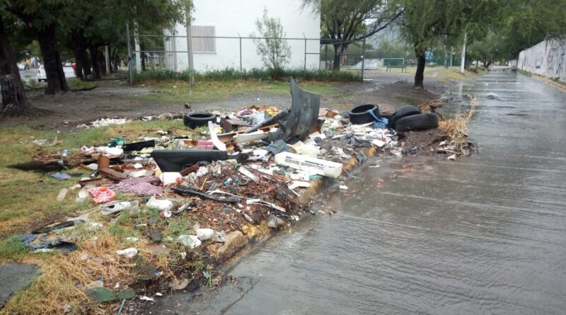 Levanta Monterrey más de 58 toneladas de basura de las rejillas