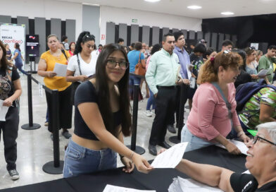 Entrega Apodaca más de 11 mil becas contigo a estudiantes de Preparatoria y Facultad