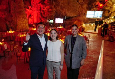 Manuel Guerra Cavazos celebra el Día del Amor con cena especial en las Grutas de García