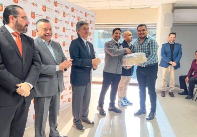 Inicia SNTE sección 50 entrega de uniformes a personal de apoyo y asistencia