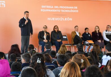 Entregan más de 100 computadoras e internet satelital a primarias  y secundarias en San Bernabé.