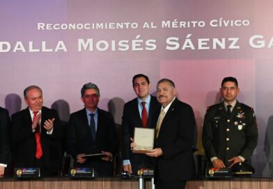 Entrega Apodaca medalla Moisés Sáenz garza a Dr. Santos Guzmán López