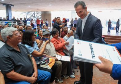 Encabeza Adrián de la Garza entrega de 500 testamentos