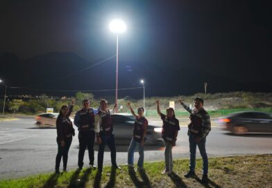 Ilumina García avenida Paseo de los Leones con encendido de mega torres de luz