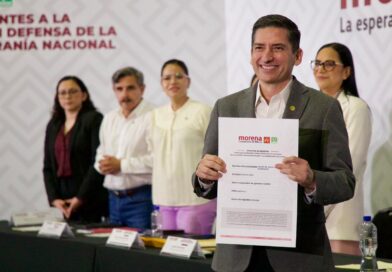 Ariadna Montiel entrega a Felipe Cantú su constancia de registro para la Coordinación Estatal de Morena