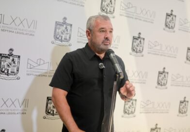 Exige Javier Caballero garantizar servicio eléctrico en Santiago